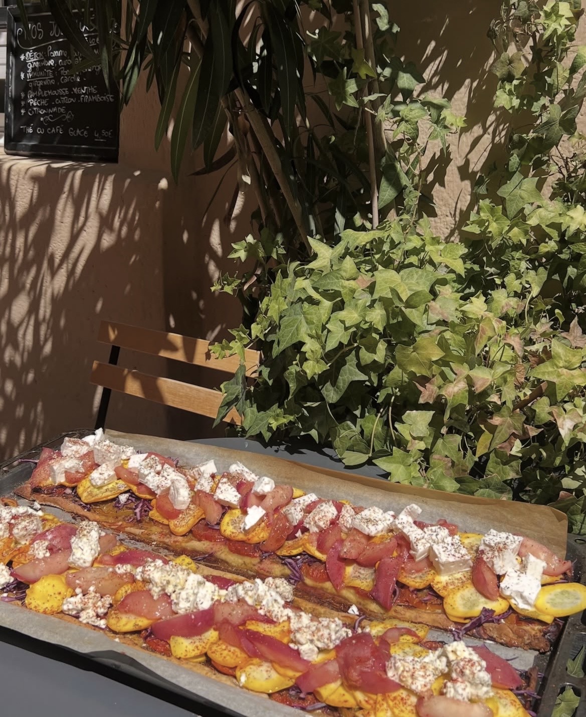 Tarte fine tomates, courgettes jaunes, nectarines et feta