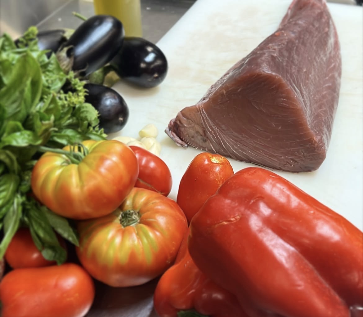 Thon frais, tomates, poivron et basilic pour un thon à la basquaise