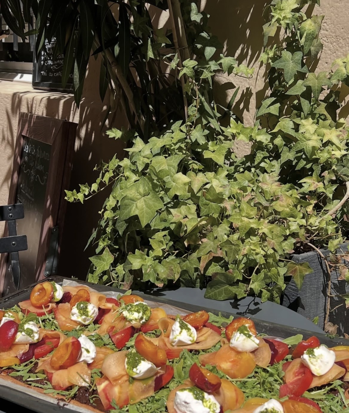 Tarte fine melon, abricots rôtis au miel et burrata