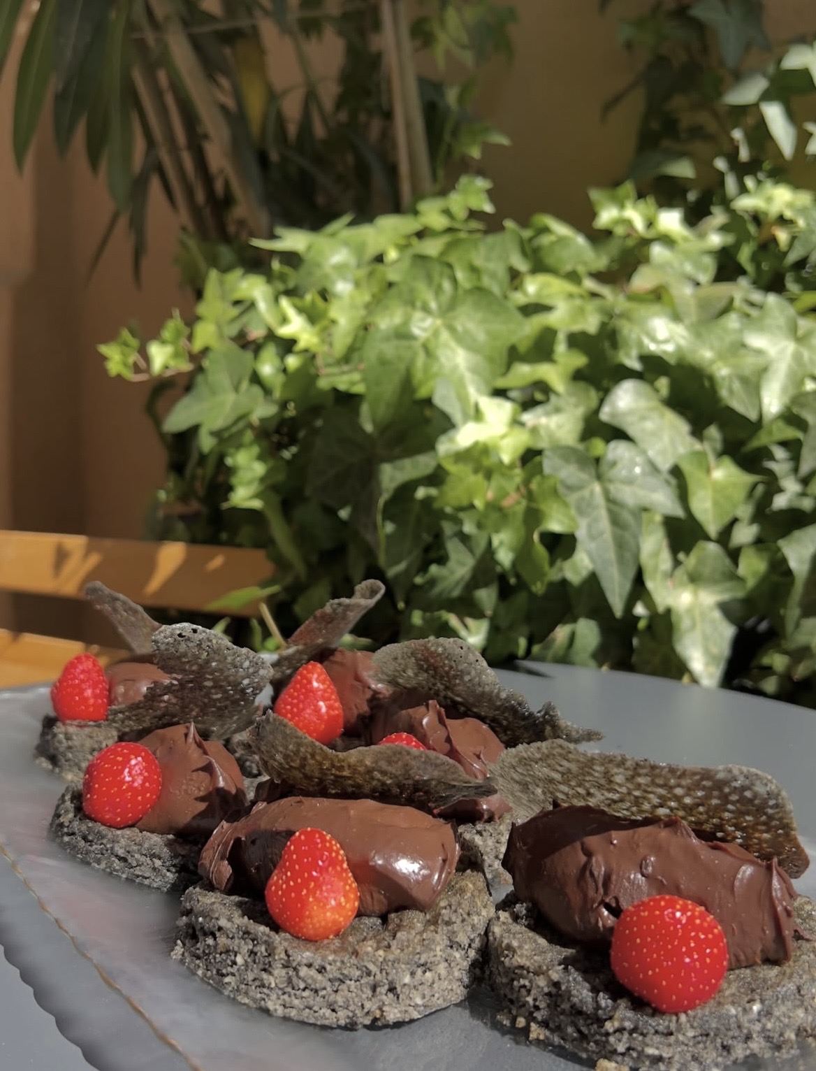 Gâteau sésame, chocolat et fraises
